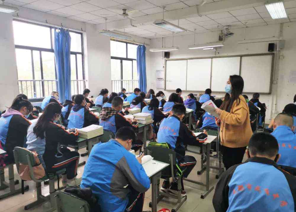 成飞中学 青羊区高二、初二学子回归校园