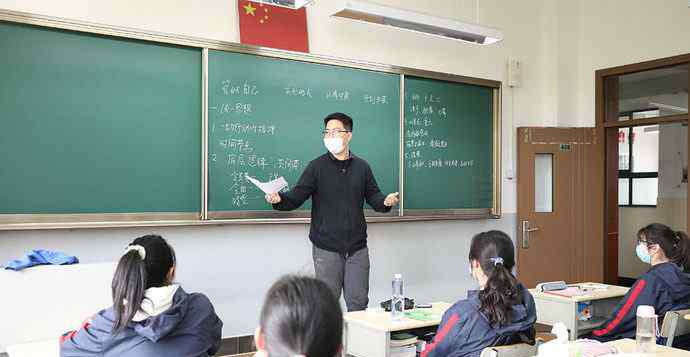 上海市回民中学 10个班级300多名学生复课，上海市回民中学第一堂课上“心理健康”