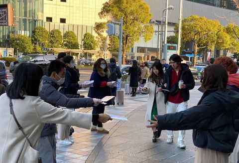 众发 中国女孩在东京街头为民众发口罩 这是来自武汉的报恩