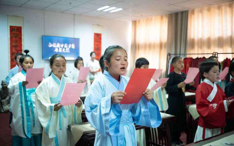 吴克峰 在新疆巴楚县，上海援疆干部与教师们在孩子们心底种下一棵棵“小胡杨”