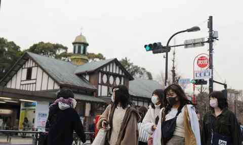 众发 中国女孩在东京街头为民众发口罩 这是来自武汉的报恩