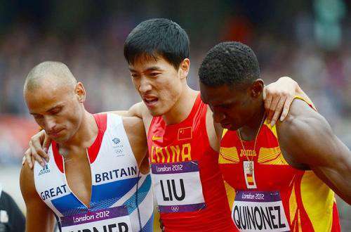 2008奥运会刘翔 2008年伤退奥运会，刘翔跟腱断裂有多痛？对比一下科比就知道了！