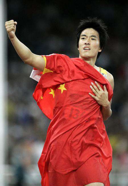 2008奥运会刘翔 2008年伤退奥运会，刘翔跟腱断裂有多痛？对比一下科比就知道了！
