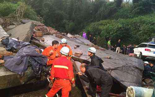 四川山体垮塌致100人被埋 四川雅安强降雨致山体垮塌4人被埋:全部搜救出，1人死亡