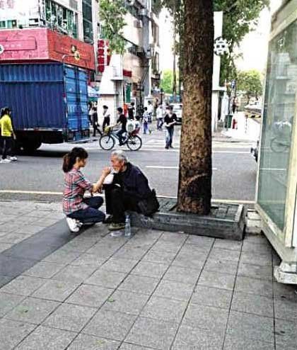 深圳最美女孩给乞丐喂饭假新闻照片