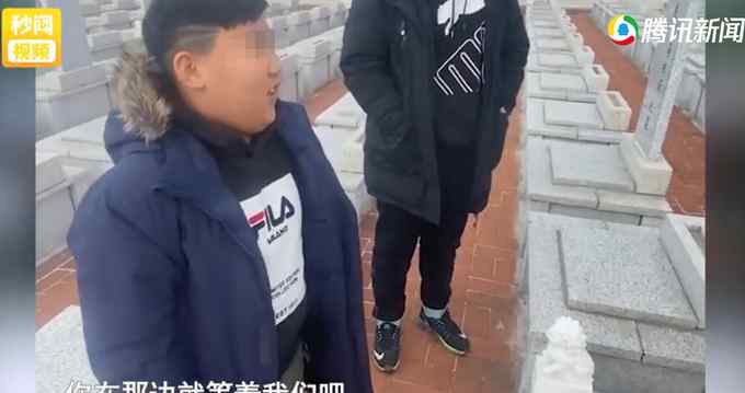 男孩墓地给亡母过生日 磕头后一开口惹哭网友：妈 你在那边等着我！