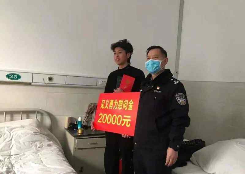 “不后悔” 18岁艺考生徒手挡刀手筋断裂！网友：这双手能弹琴也能救人