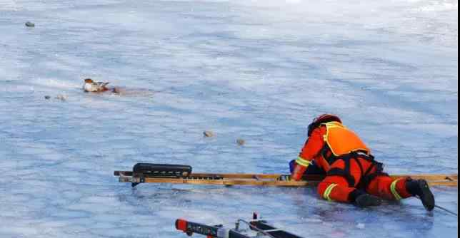 大冷天 北京消防员在冰上爬！原来是为了救它