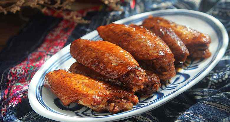 电饭锅鸡翅的做法 鸡翅新的做法，把鸡翅往电饭锅一扔，超简单，赶紧收藏