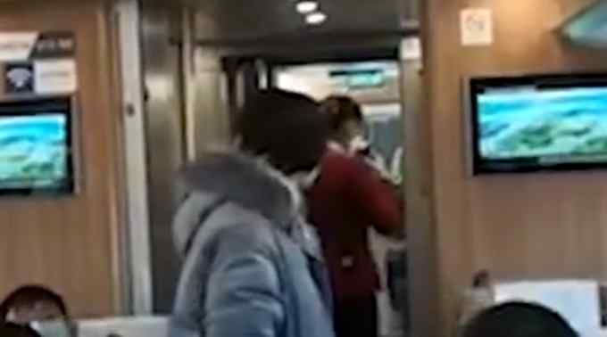 女子高铁上不戴口罩打哭乘务员 叫骂两三个小时 初诊为产后抑郁