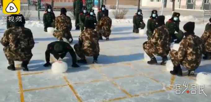 武警官兵用冰制作25斤重象棋 网友：走“车”的战士可能最辛苦吧