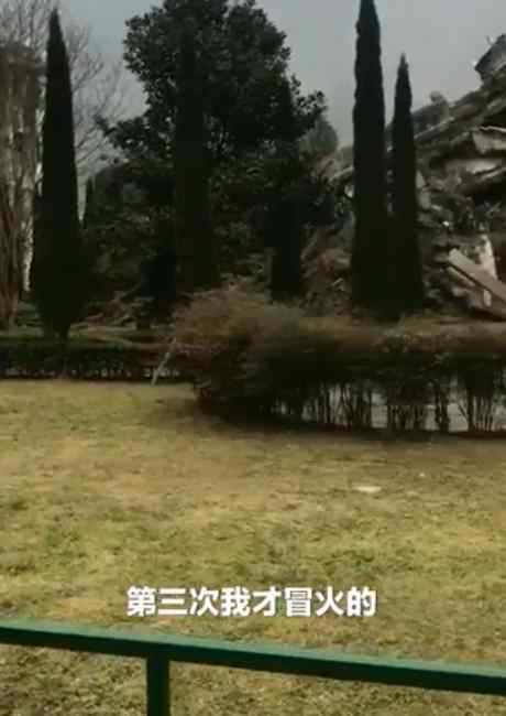 导游回应地震遗址怒怼嬉笑游客：多次示意无果 当年几十个娃娃埋在里面