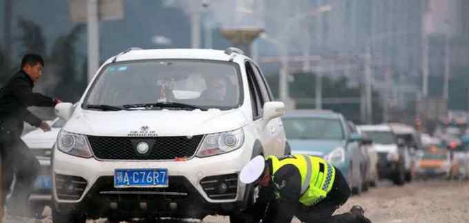 跪地哥 武汉冰雪覆盖道路 交警跪地推车摔倒又爬起