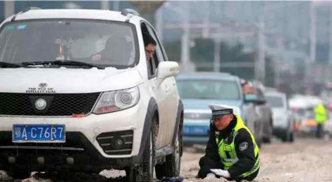 跪地哥 武汉冰雪覆盖道路 交警跪地推车摔倒又爬起