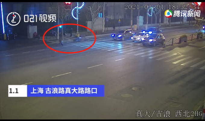 上海交警：一外卖骑手看手机闯红灯撞行人 行人经抢救无效死亡文章配图