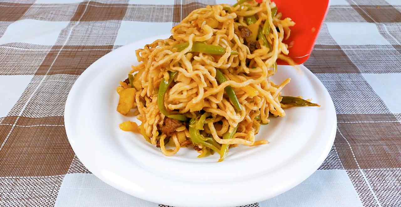 干面条怎么做蒸面条 做豆角焖面，有人先蒸面有人先煮面，教你正确做法，好吃不粘连文章配图