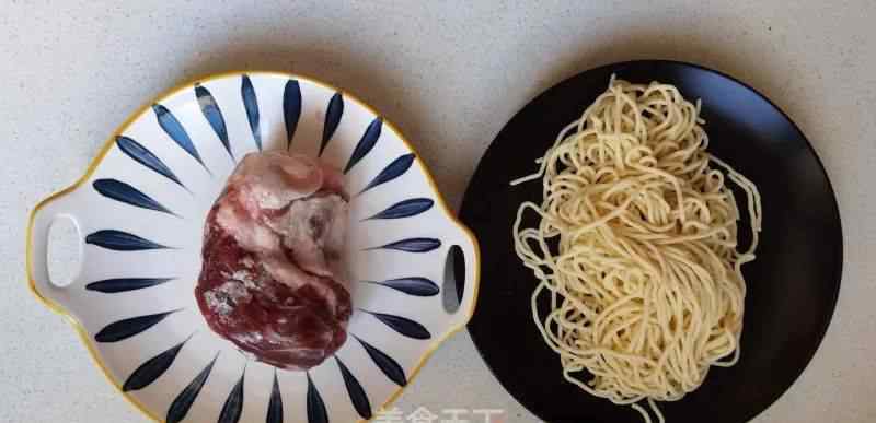 羊肉汤面 羊肉汤面：汤鲜肉嫩面劲道，保证你连汤也不剩