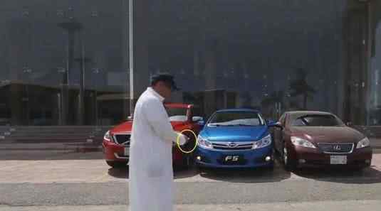 比亚迪f5 迪拜富豪喜提比亚迪，看到车钥匙，竖起了大拇指