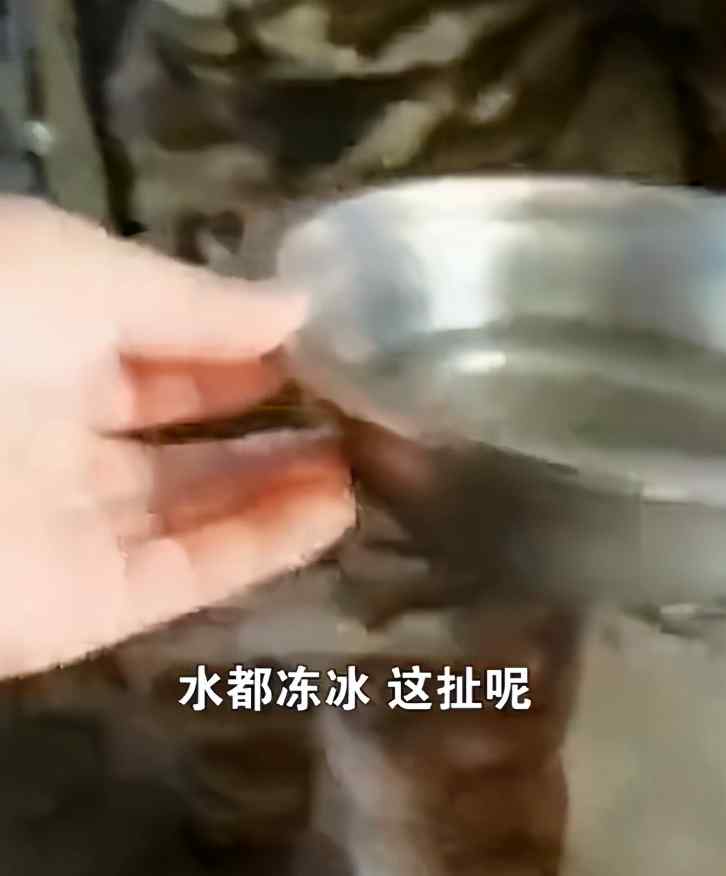 冬天睡冷炕吃冷水泡面 八旬老人遭儿子儿媳虐待！干部走访当场发飙