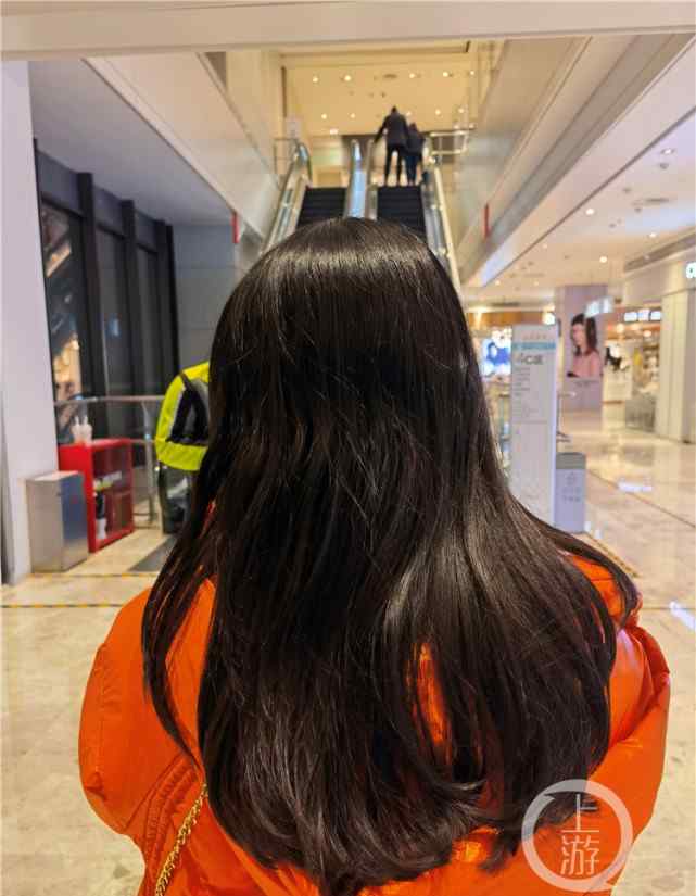 女子花2640元烫“自然大卷”1小时后变直发？理发店：可免费重烫