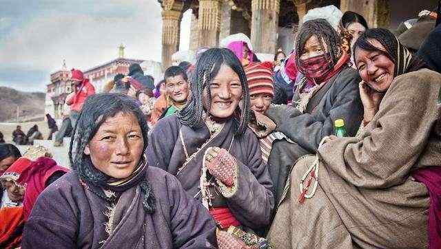 竖中指什么意思 西藏中的诸多误解，比如“竖中指”的真实意思你知道吗？