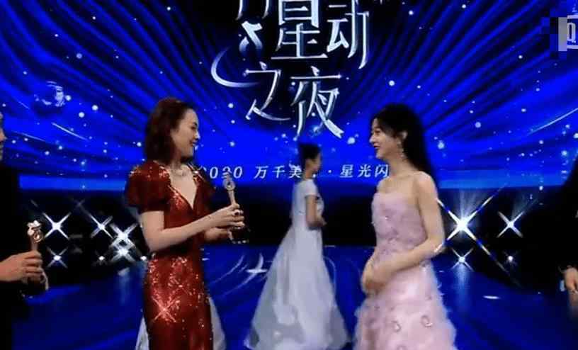 赵丽颖年龄 章子怡为赵丽颖颁奖，两人面向无美颜镜头时，8岁年龄差就出来了