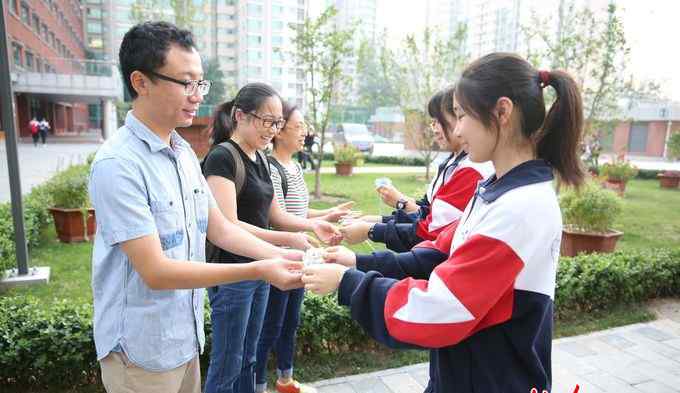 教师节送花被罚站 教师节送花被罚站 真相其实并不复杂