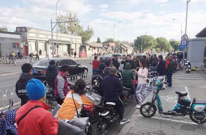 北京电动车上牌 北京市民排长队给电动车上牌还“断货” 去之前先把这些了解清楚