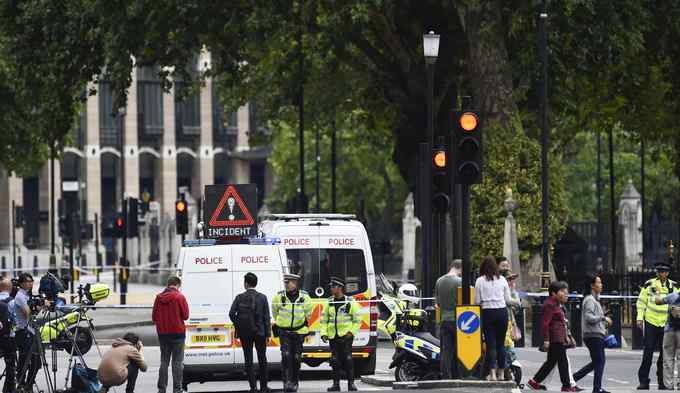 伦敦发生汽车撞人 英国议会外男子驾车冲撞行人3人受伤 此事件被定为“恐怖袭击”