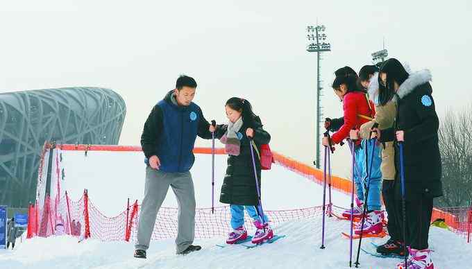 鸟巢冰雪季 北京市属公园天然冰场陆续开放，鸟巢冰雪季推出优惠家庭套票