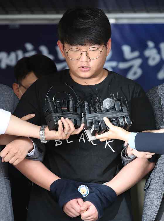 露全脸!韩国＂N号房＂创始人文亨旭被韩国警方公开示众