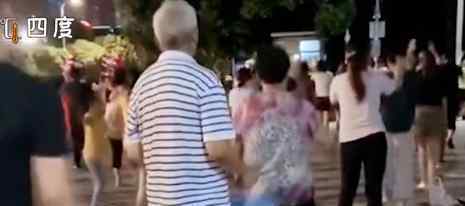 奶奶跳舞爷爷在背后扇扇子 全广场最幸福的奶奶