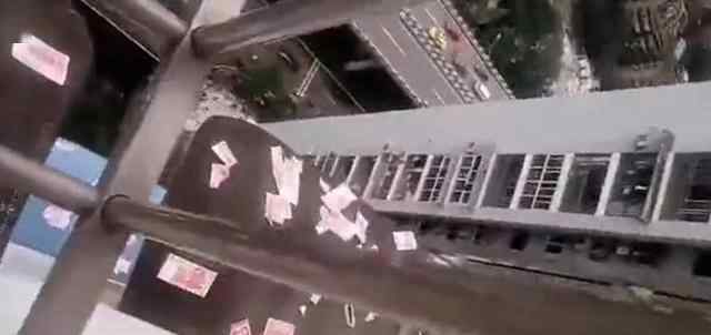 重庆一30楼住户抛撒20万现金被哄抢 民警一查原因直接抓人