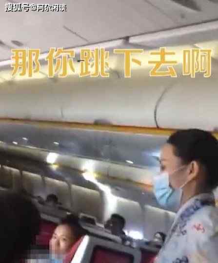 11月13日，一名婴儿在飞机上哭闹不止，旁边男乘客崩溃抱怨，宝妈暴怒回怼一句话让网友吵翻。