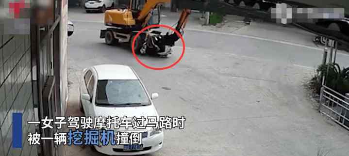 女子骑车被迎面驶来挖掘机撞翻碾压 惊魂画面被拍下