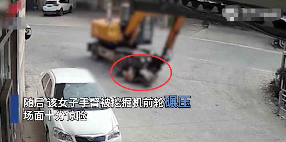 女子骑车被迎面驶来挖掘机撞翻碾压 惊魂画面被拍下