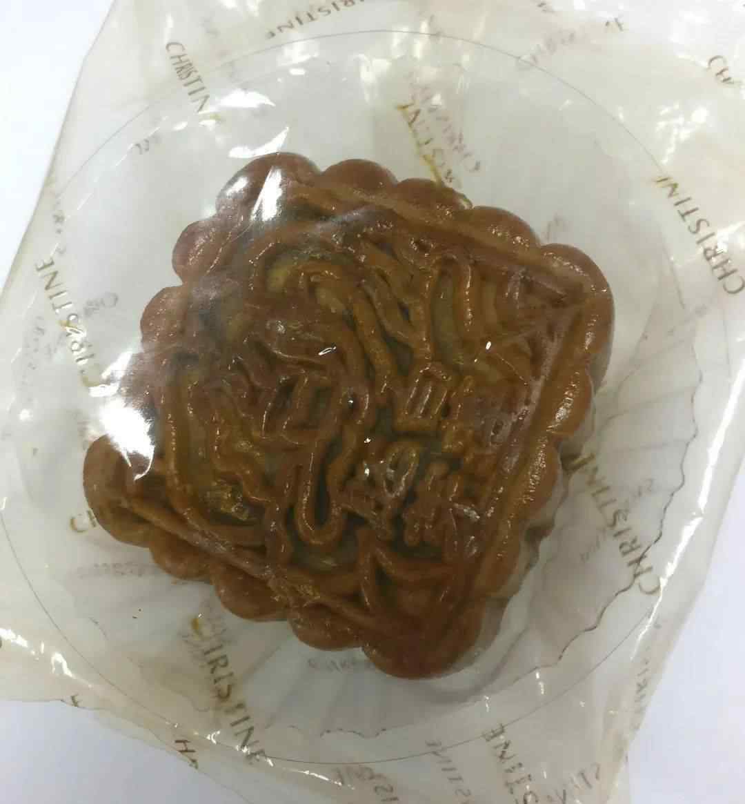 老伯从家中翻出10年前买的月饼 打开包装一看全家惊了