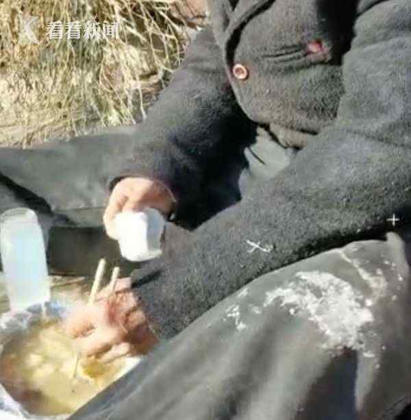 餐厅老板每天为拾荒老人留饭 大雪后的一幕让她泪崩