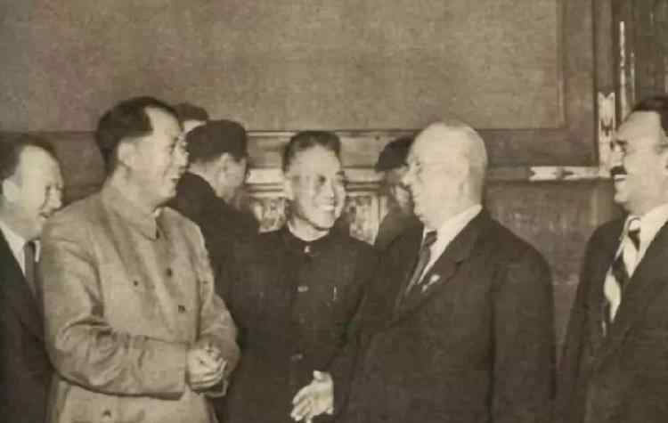 赫鲁晓夫传执政时与中国的关系 斯大林刚去世时，赫鲁晓夫为何送我国一吨重的黄金国徽？几年后的事让毛泽东震怒