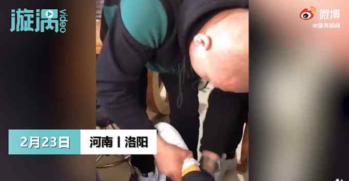 44岁女子回娘家 52岁大哥给擦鞋 网友羡慕：被宠着太幸福！