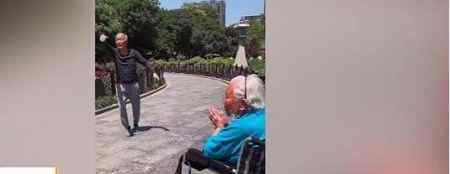 68岁教授为97岁妈妈跳舞 学生纷纷在网上点赞