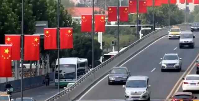 4万面五星红旗挂上武汉街头 武汉人将在喜庆祥和的气氛