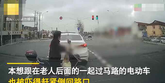 老人骑电动车“鬼探头”被车撞飞 准备跟行后车被吓倒回路口！