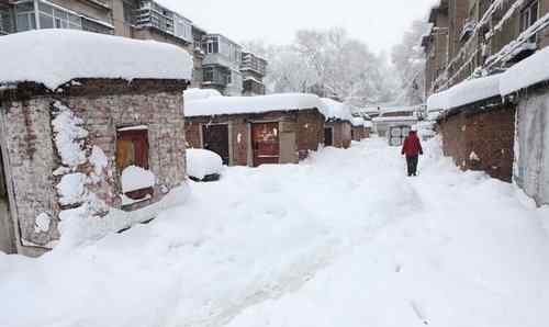 吉林暴雪铁路工人火烤铁轨除冰 吉林暴雪蓝色预警信号