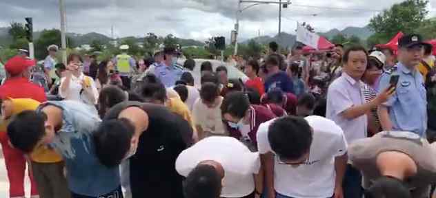 安徽歙县补考考生鞠躬谢武警 究竟是怎么一回事?文章配图