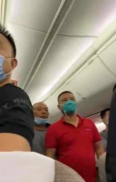 航班因一名乘客拒戴口罩延误1小时 究竟是怎么一回事?