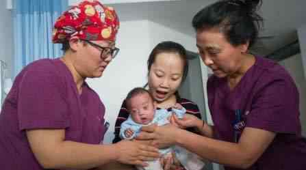 手掌婴儿救治成功 出生时仅仅只有0.79千克
