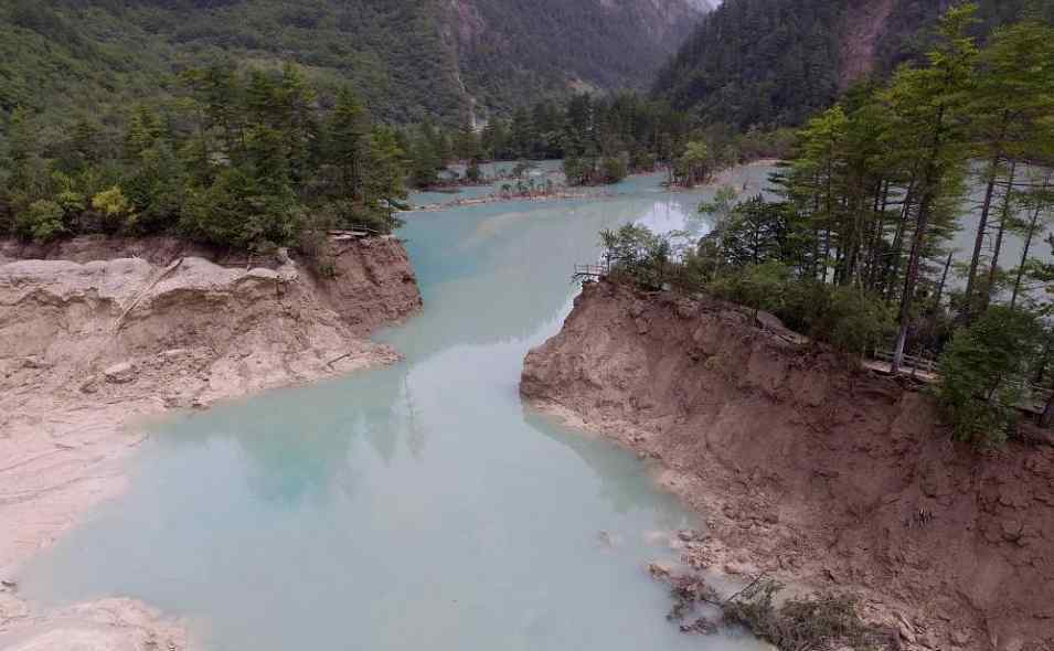 地震前中国最美湖泊之一 如今九寨沟已经变得伤痕累累