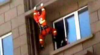 高中生跳楼被踹回 危急时刻消防员高空速降成功施救
