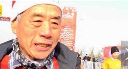 73岁老人替孙女跑马拉松 自己因超龄无法参加比赛